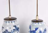 Dois abatjoures em porcelana oriental azul e br... - Dois abatjoures em porcelana oriental azul e branco, modelos diferentes, cúpulas na cor bege e bases de madeira. Século XIX. Altura só da porcel...