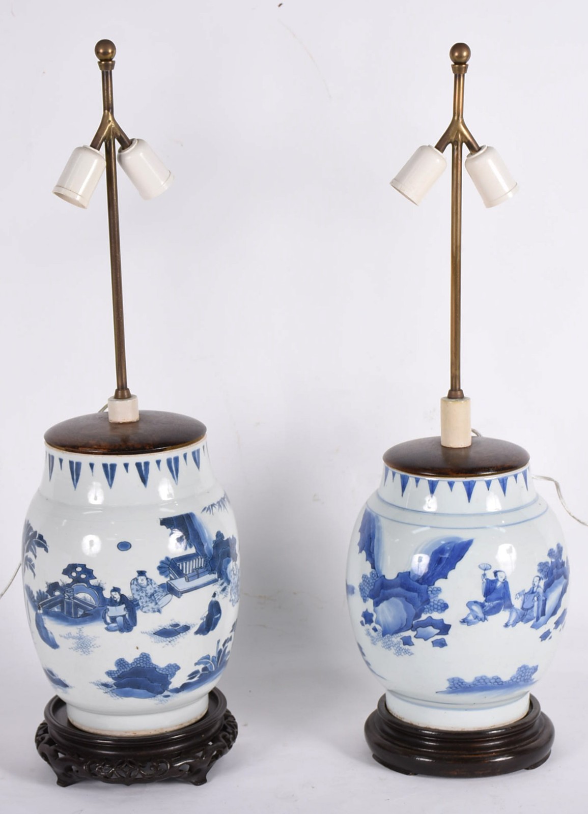 Dois abatjoures em porcelana oriental azul e branco, modelos... - foto 2 de 3