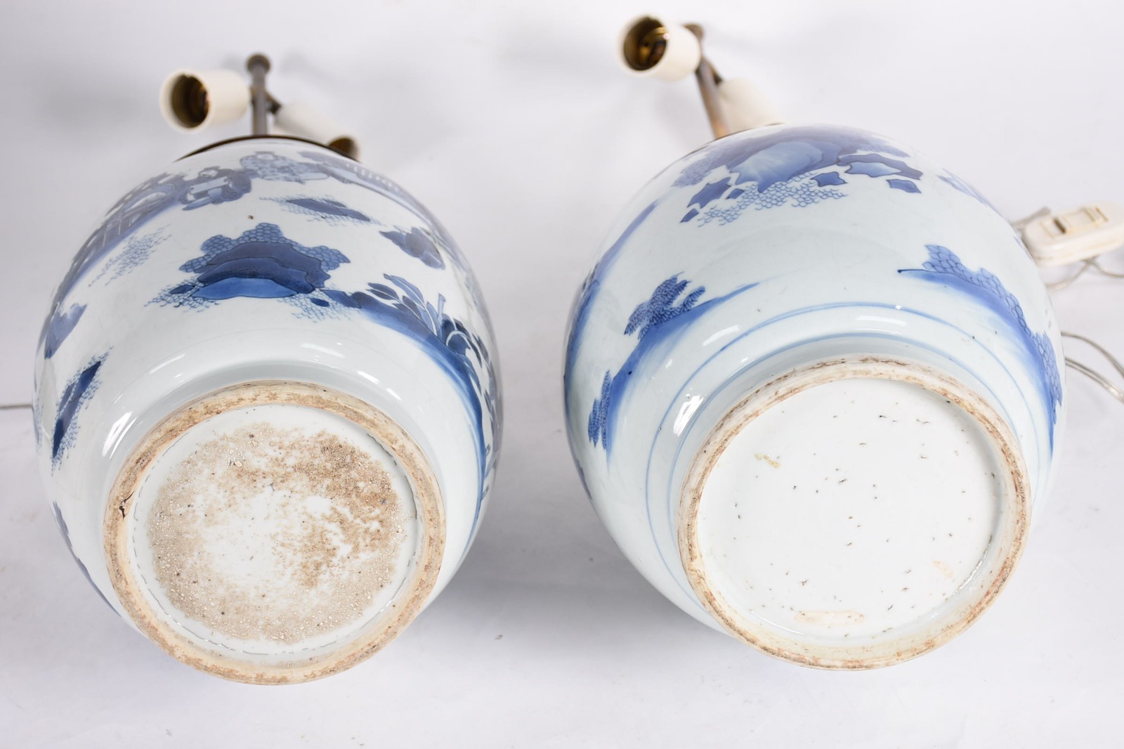 Dois abatjoures em porcelana oriental azul e branco, modelos... - foto 3 de 3