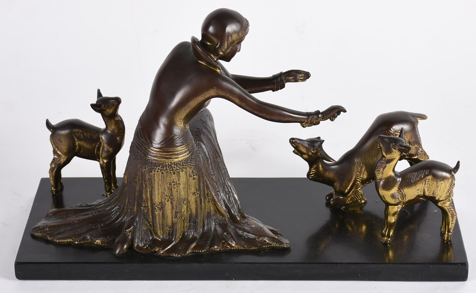 Grupo escultórico de petit bronze representando jovem com ovelhas... - foto 4 de 7