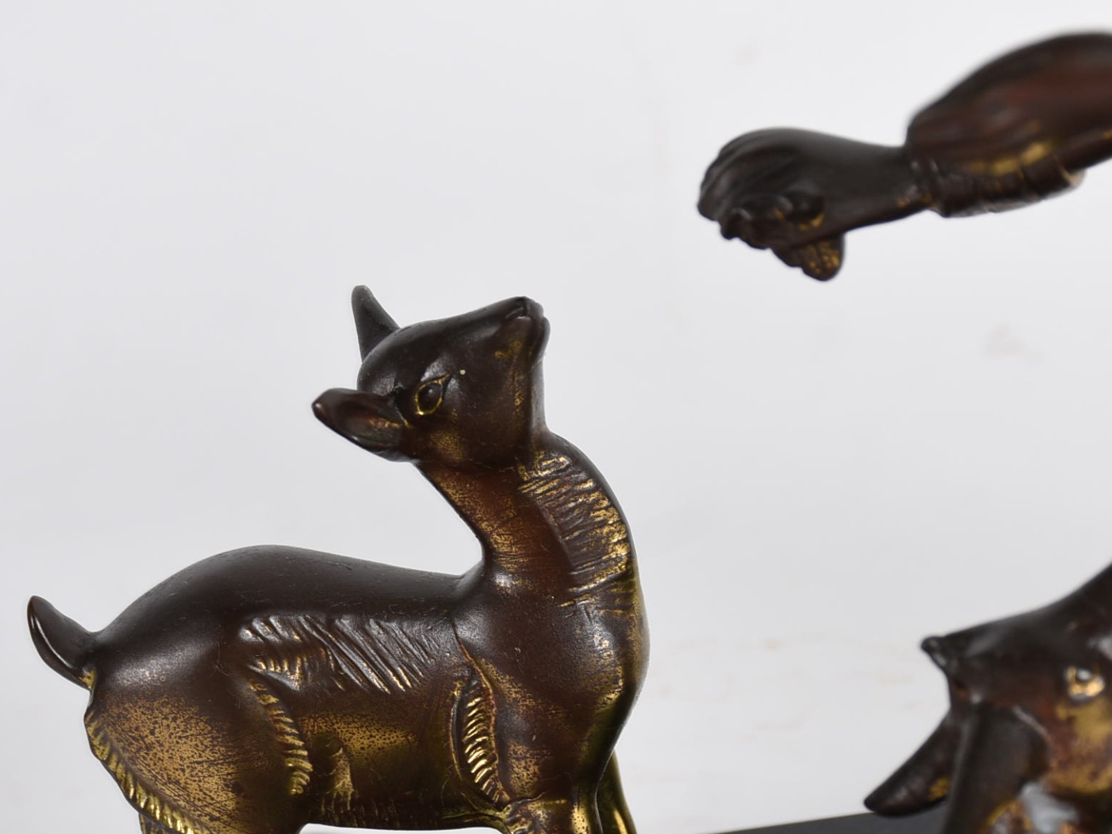 Grupo escultórico de petit bronze representando jovem com ovelhas... - foto 6 de 7