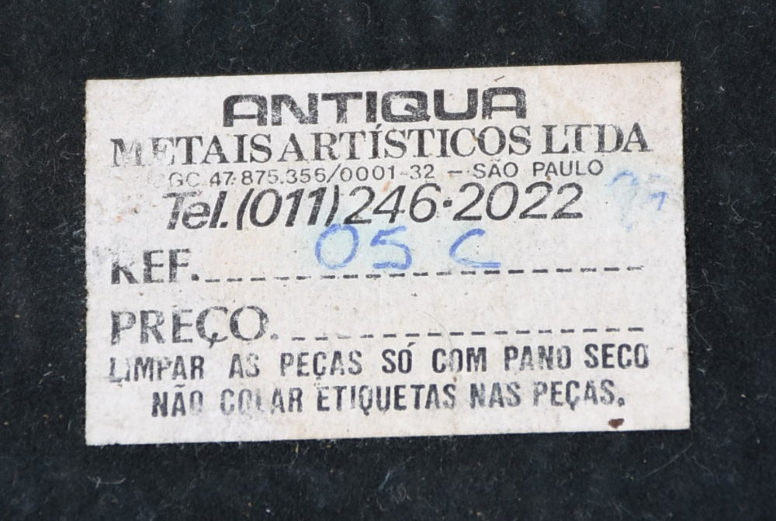 Grupo escultórico de petit bronze representando jovem com ovelhas... - foto 7 de 7