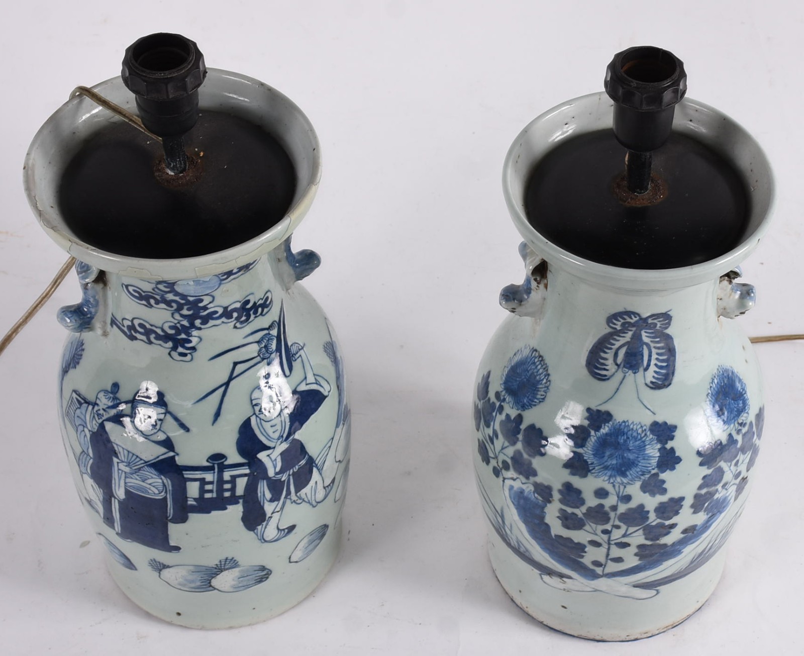 Par de abatjoures de porcelana chinesa em tons de azul, um deles com... - foto 3 de 5