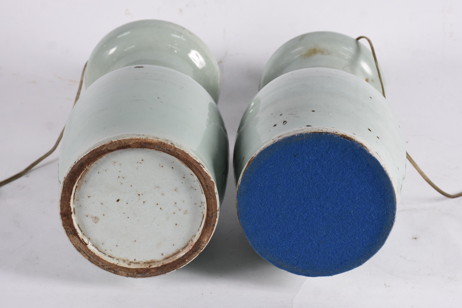 Par de abatjoures de porcelana chinesa em tons de azul, um deles com... - foto 5 de 5