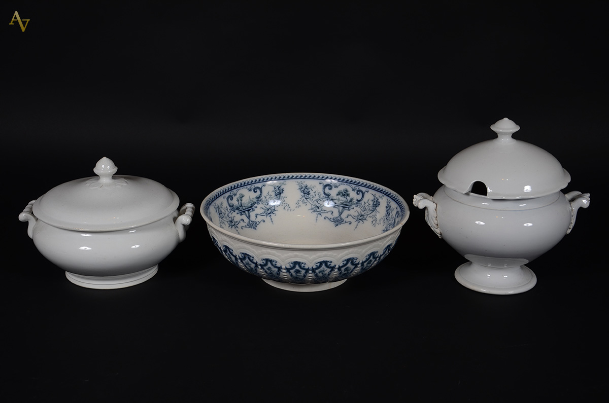 Tres peças de porcelana diversas, sendo duas sopeiras brancas (uma...