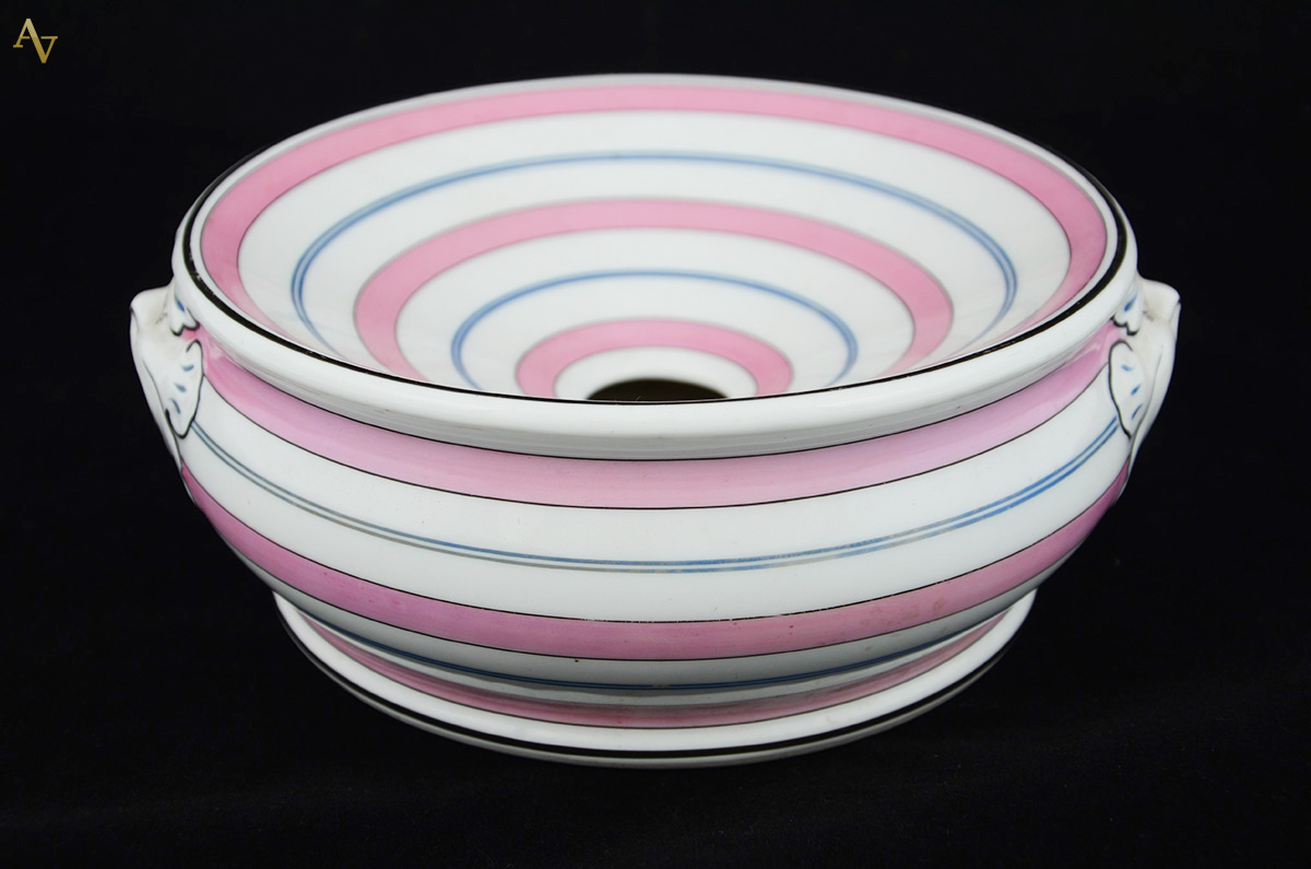 Escarradeira de porcelana italiana Ginori, marcada e numerada na... - foto 1 de 2