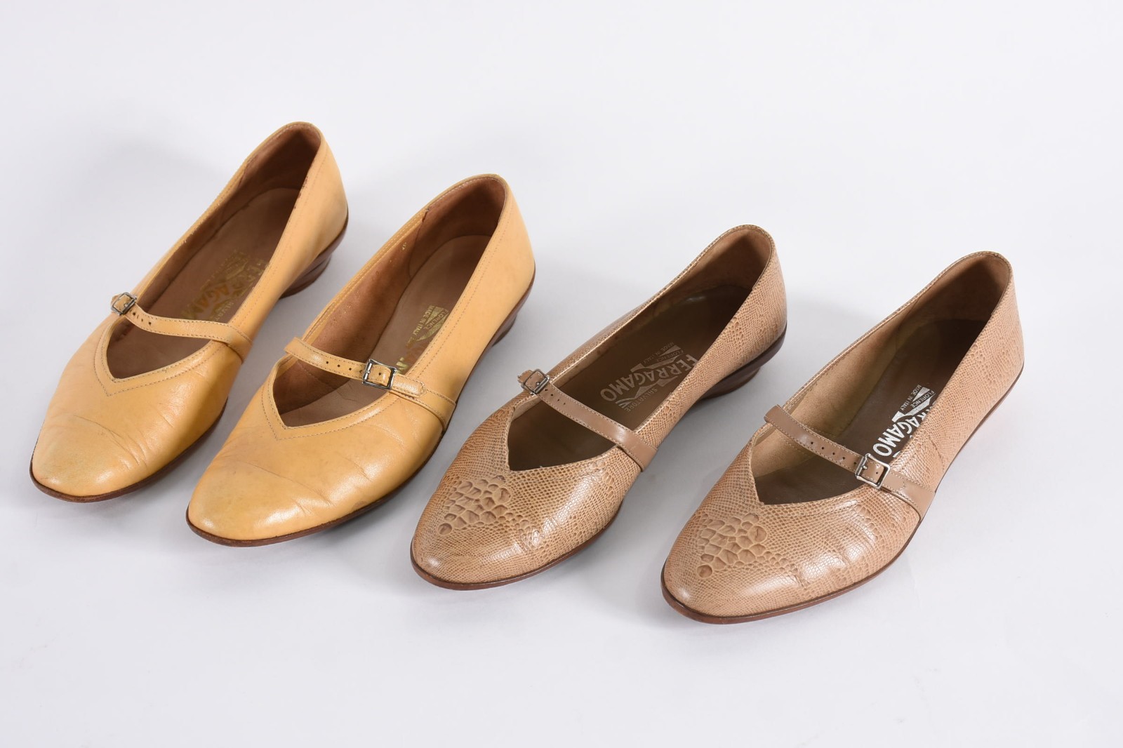 Dois pares de sapatos femininos italianos FERRAGAMO. Peças com... - foto 1 de 5
