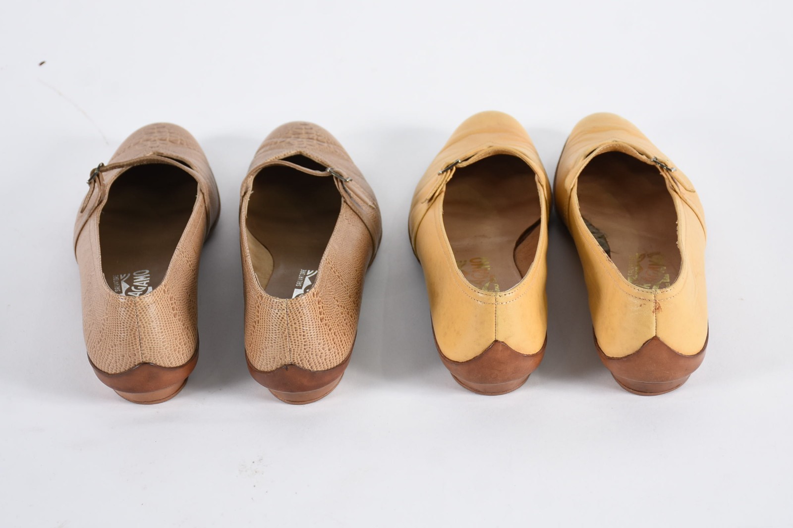 Dois pares de sapatos femininos italianos FERRAGAMO. Peças com... - foto 2 de 5