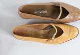 Dois pares de sapatos femininos italianos FERRA... - Dois pares de sapatos femininos italianos FERRAGAMO. Peças com desgastes do uso. Tamanho 36.