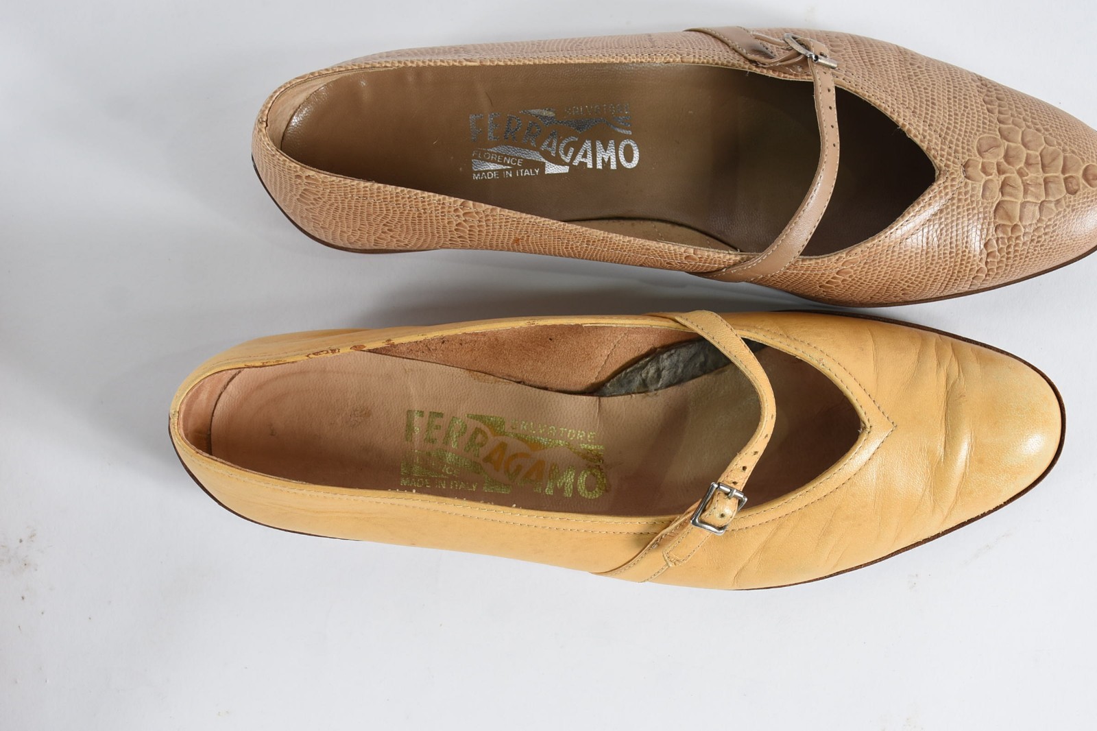 Dois pares de sapatos femininos italianos FERRAGAMO. Peças com... - foto 3 de 5