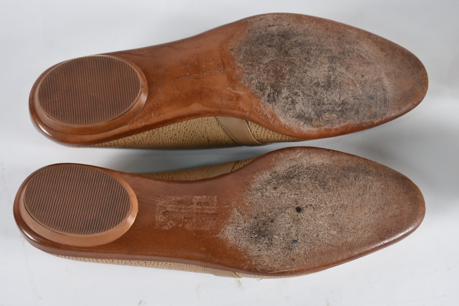 Dois pares de sapatos femininos italianos FERRAGAMO. Peças com... - foto 4 de 5