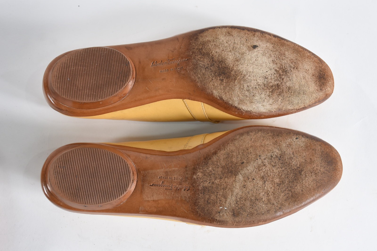Dois pares de sapatos femininos italianos FERRAGAMO. Peças com... - foto 5 de 5
