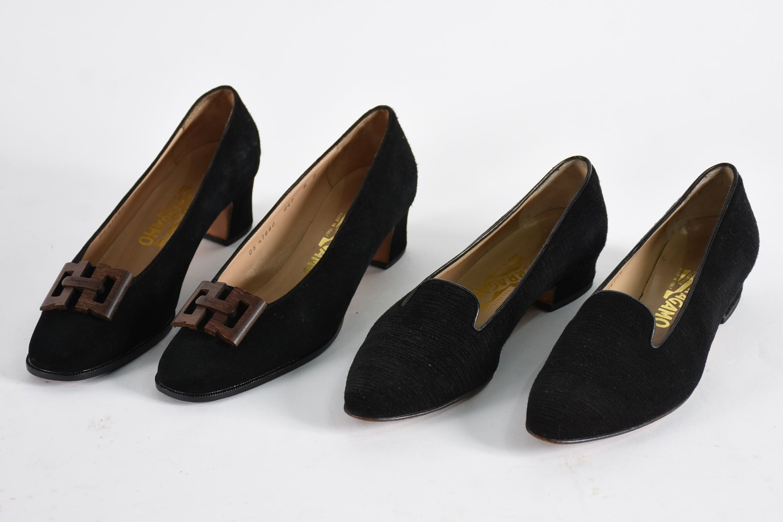Dois pares de sapatos femininos italianos FERRAGAMO. Peças usadas... - foto 1 de 7