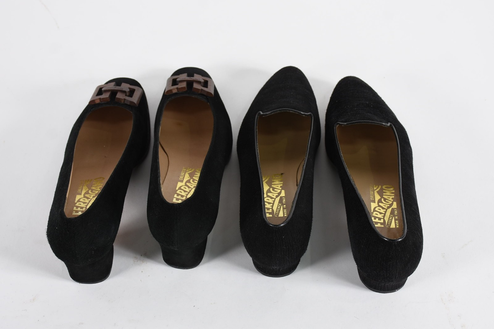 Dois pares de sapatos femininos italianos FERRAGAMO. Peças usadas... - foto 2 de 7