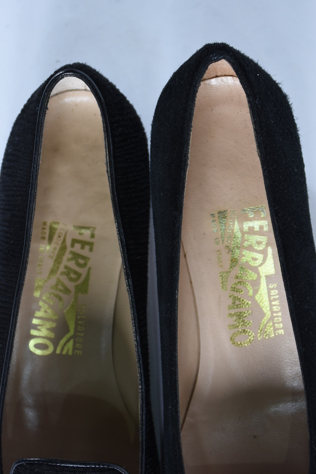 Dois pares de sapatos femininos italianos FERRAGAMO. Peças usadas... - foto 3 de 7