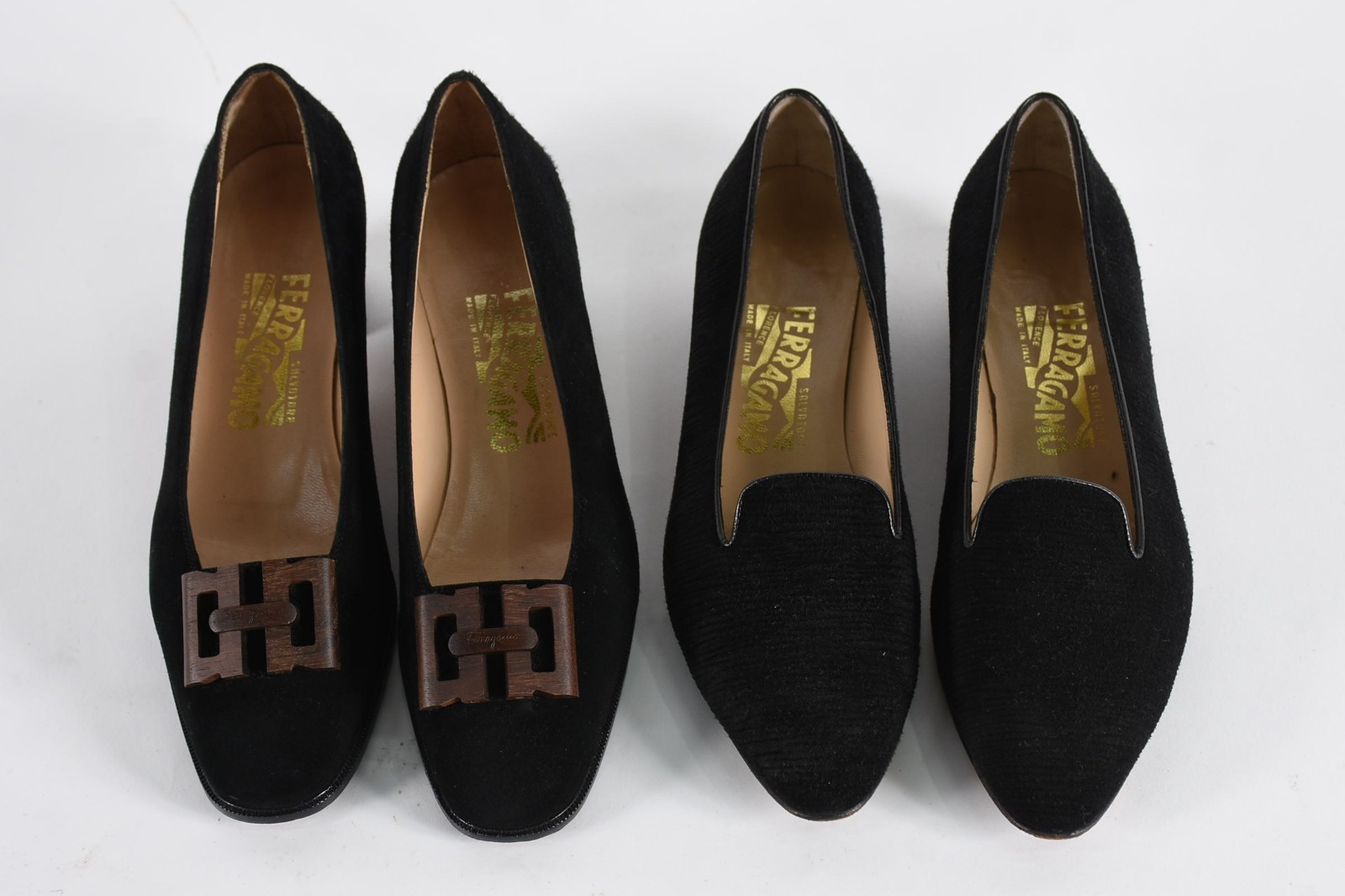 Dois pares de sapatos femininos italianos FERRAGAMO. Peças usadas... - foto 4 de 7