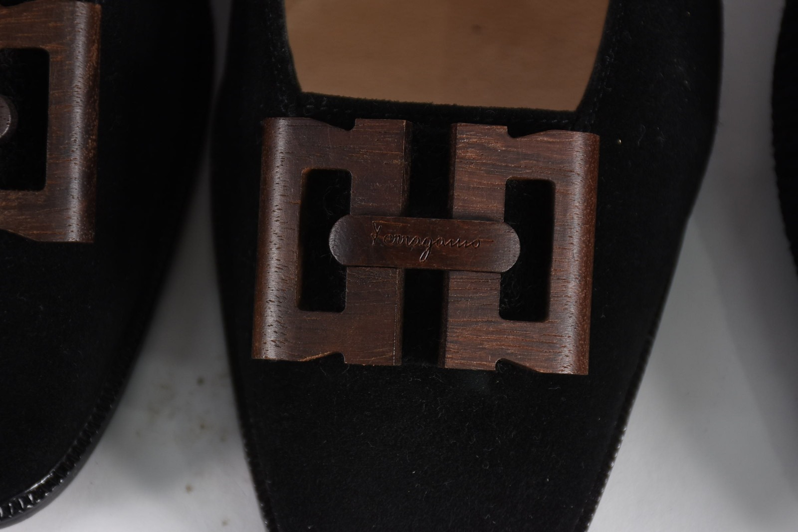 Dois pares de sapatos femininos italianos FERRAGAMO. Peças usadas... - foto 7 de 7