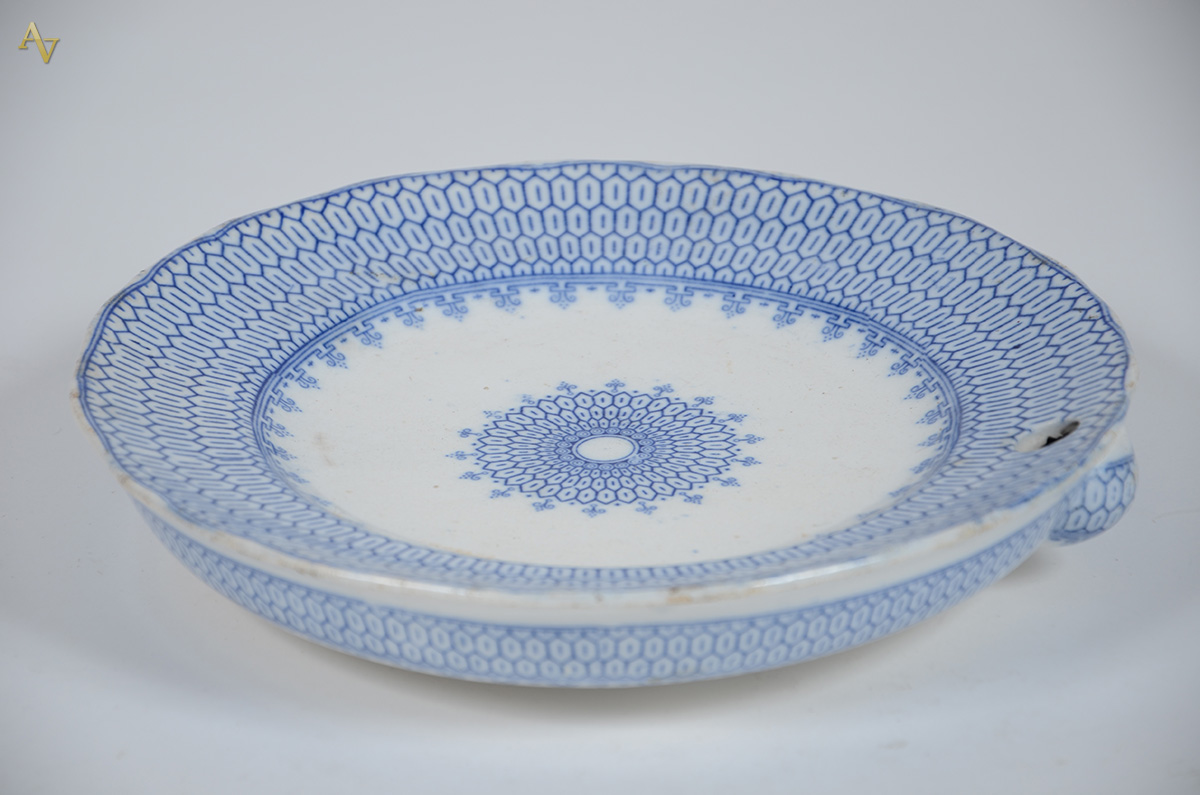Antigo prato/réchaud de porcelana européia, marcas na base, diâmetro...