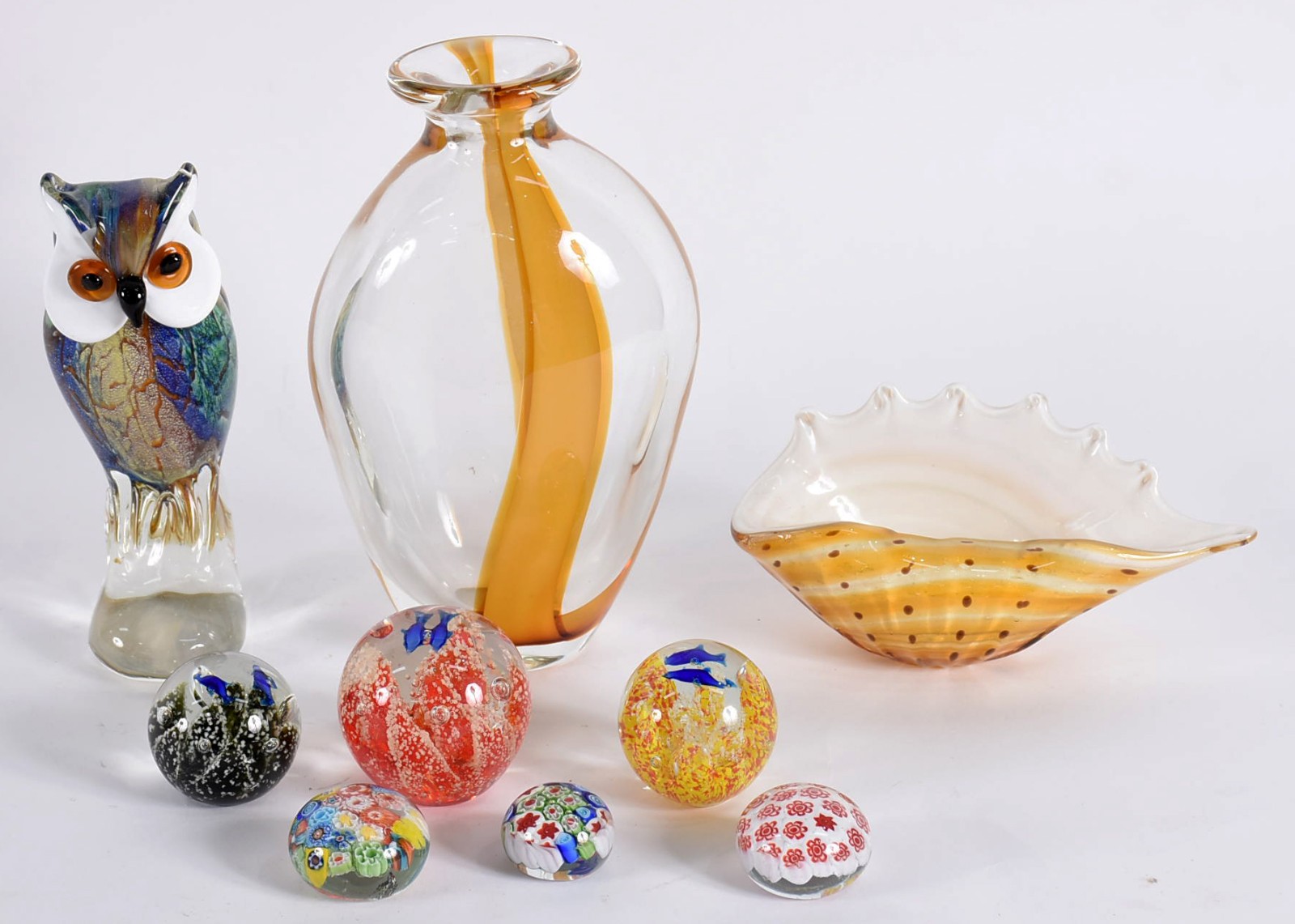Nove peças de vidro decorativo, sendo uma coruja policromada, vaso... - foto 1 de 4