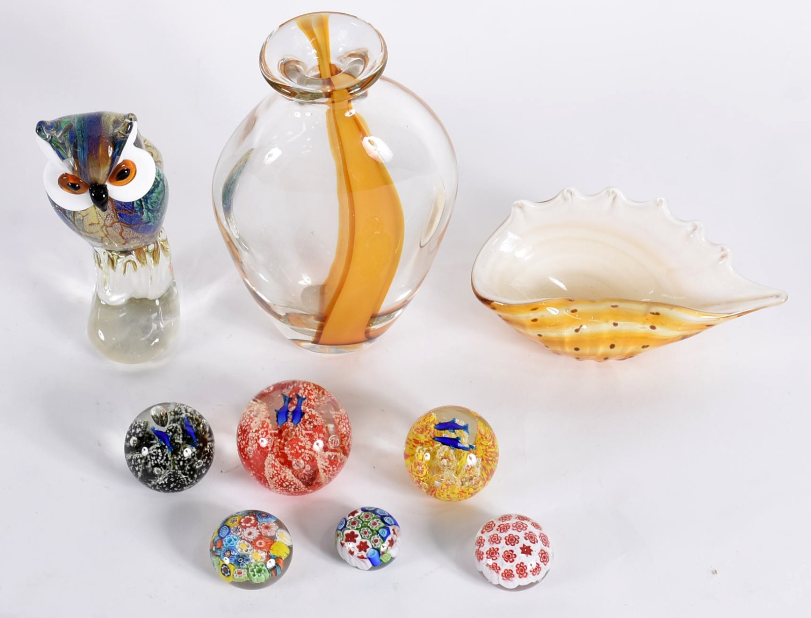 Nove peças de vidro decorativo, sendo uma coruja policromada, vaso... - foto 2 de 4