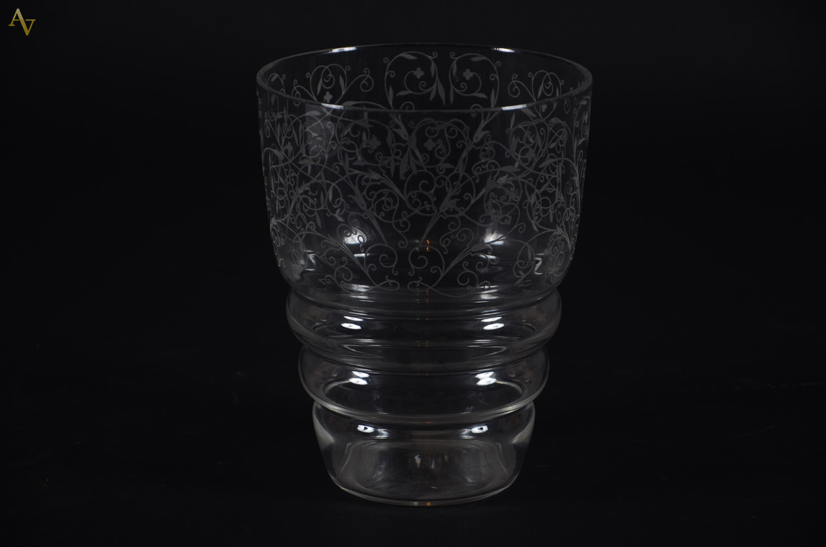 BACARAT - Vaso de cristal frances lavrado, assinado. Altura 20 cm