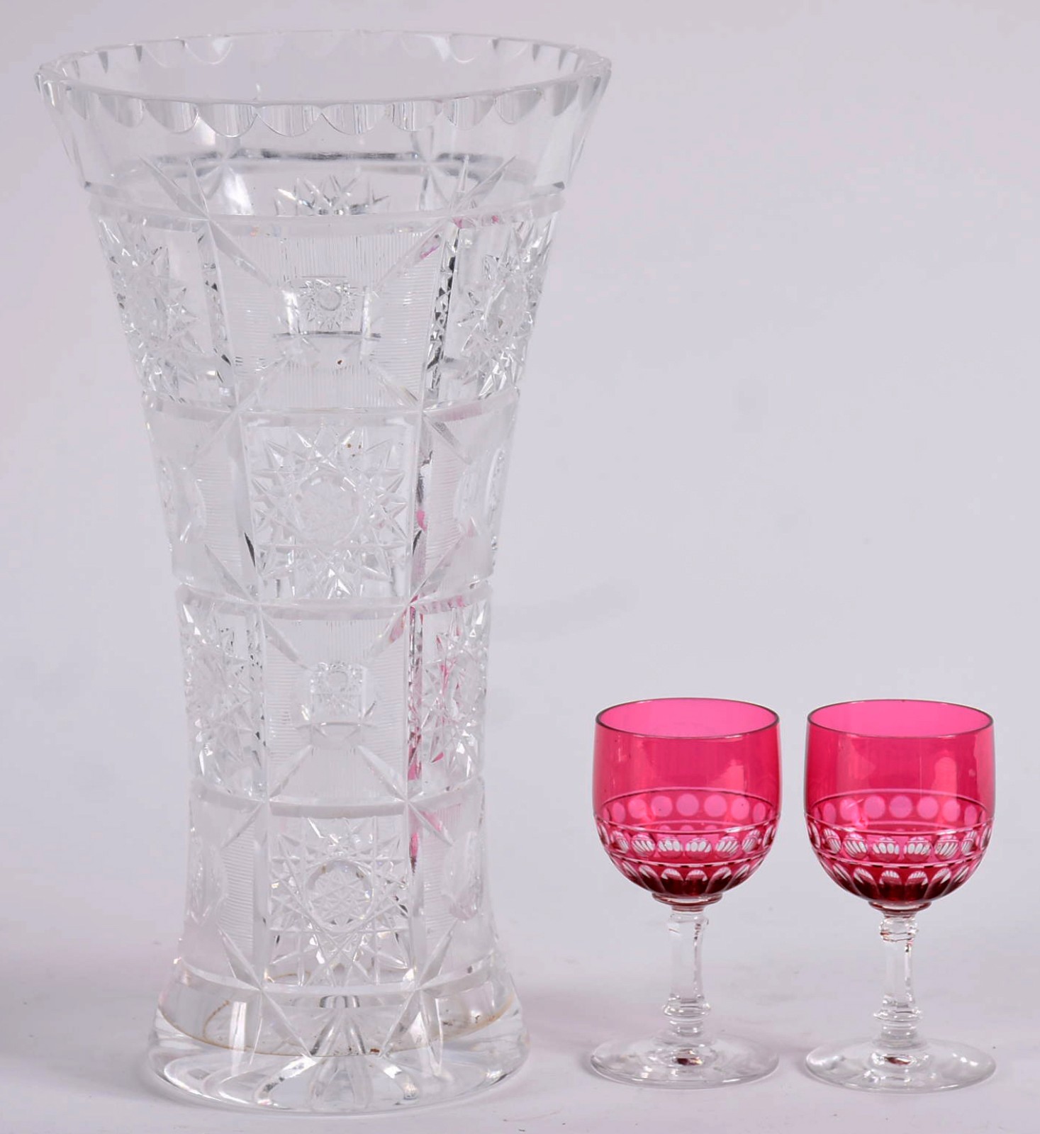 Três peças, sendo vaso de cristal tcheco e dois cálices de cristal... - foto 1 de 4