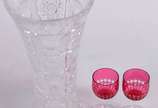 Três peças, sendo vaso de cristal tcheco e dois... - Três peças, sendo vaso de cristal tcheco e dois cálices de cristal double rubi para licor.