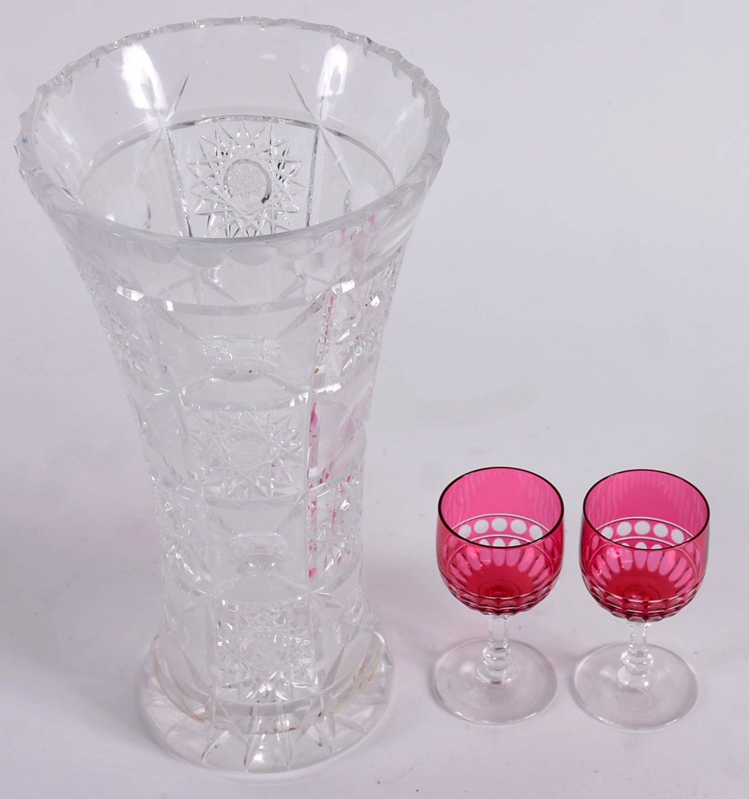 Três peças, sendo vaso de cristal tcheco e dois cálices de cristal... - foto 2 de 4