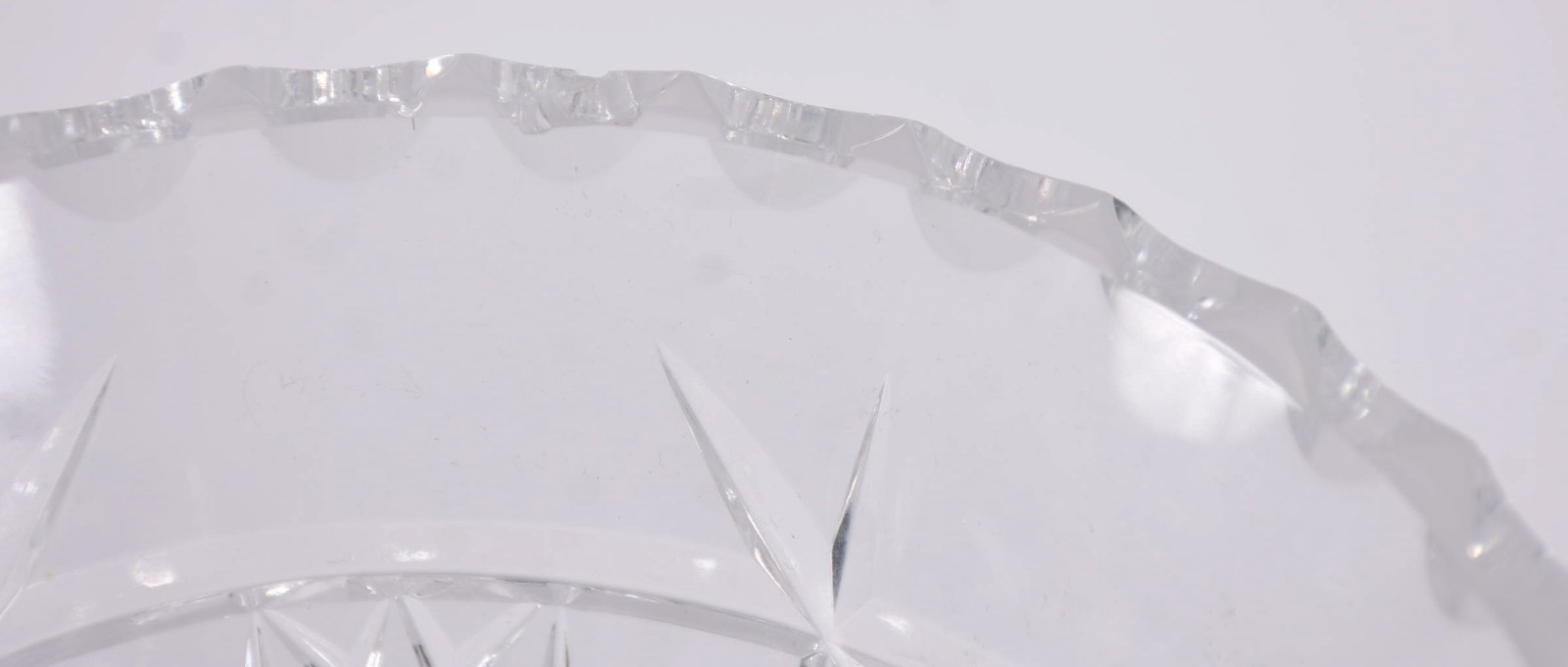 Três peças, sendo vaso de cristal tcheco e dois cálices de cristal... - foto 4 de 4