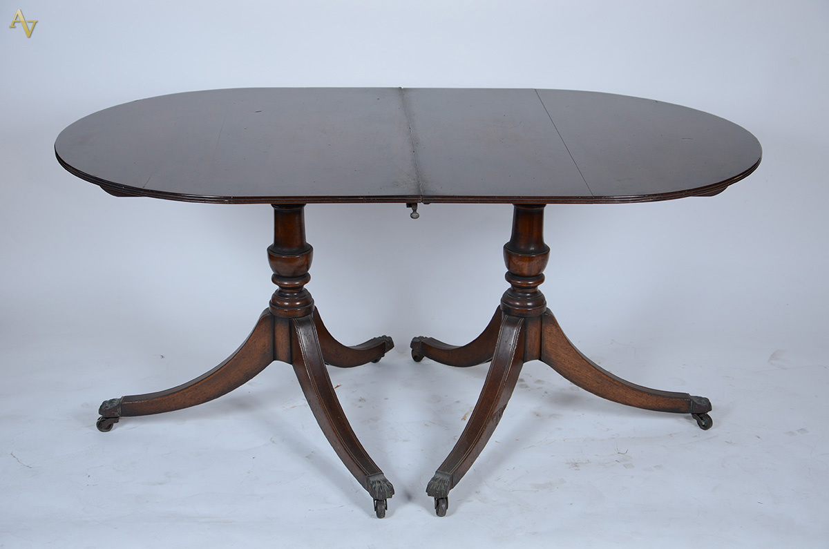 Mesa oval de madeira nobre, estilo ingles, podendo ser usada como... - foto 1 de 2