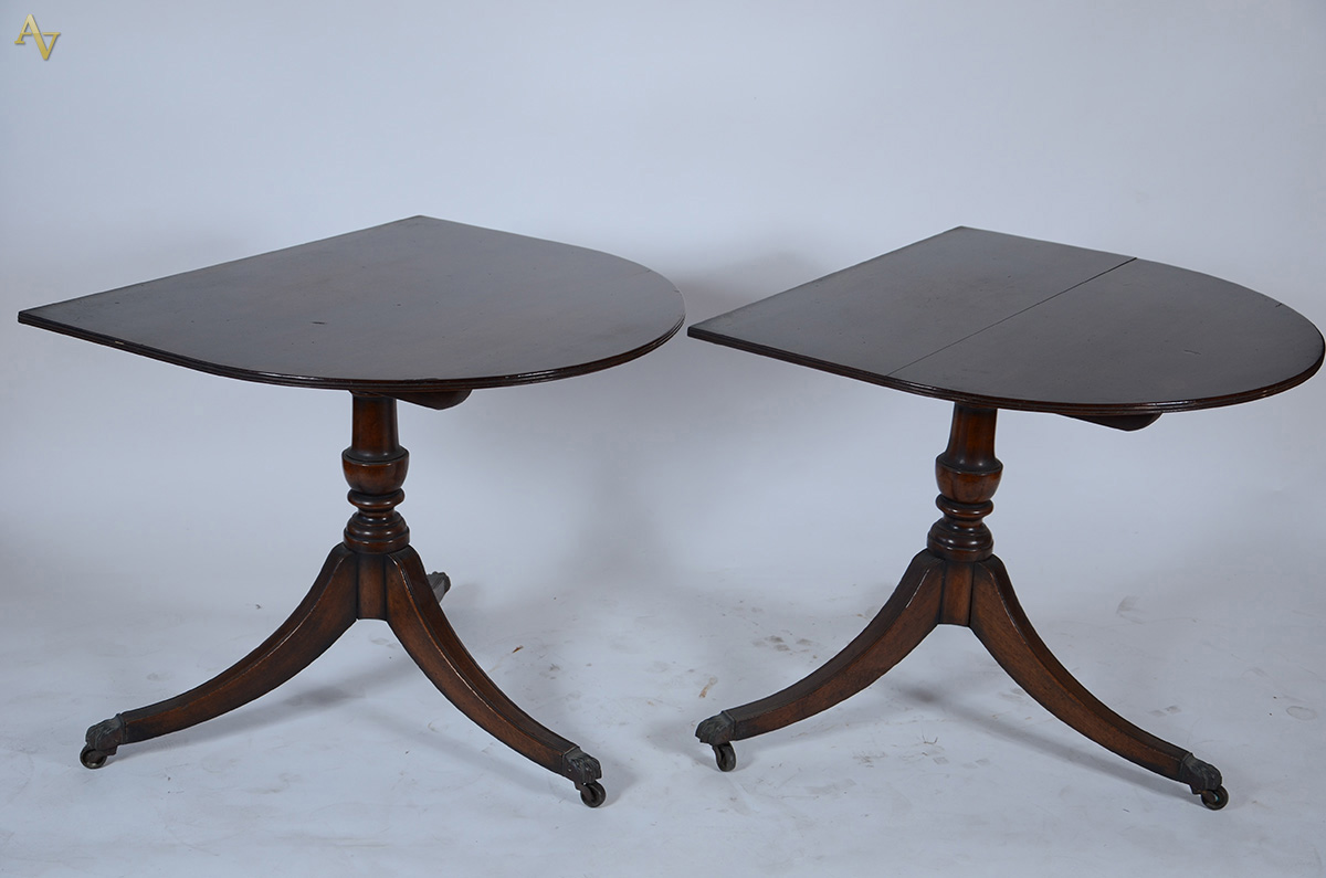 Mesa oval de madeira nobre, estilo ingles, podendo ser usada como... - foto 2 de 2