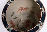 Aquário ou cachepot de porcelana oriental polic... - Aquário ou cachepot de porcelana oriental policromada, parte interna com figuras de carpas.