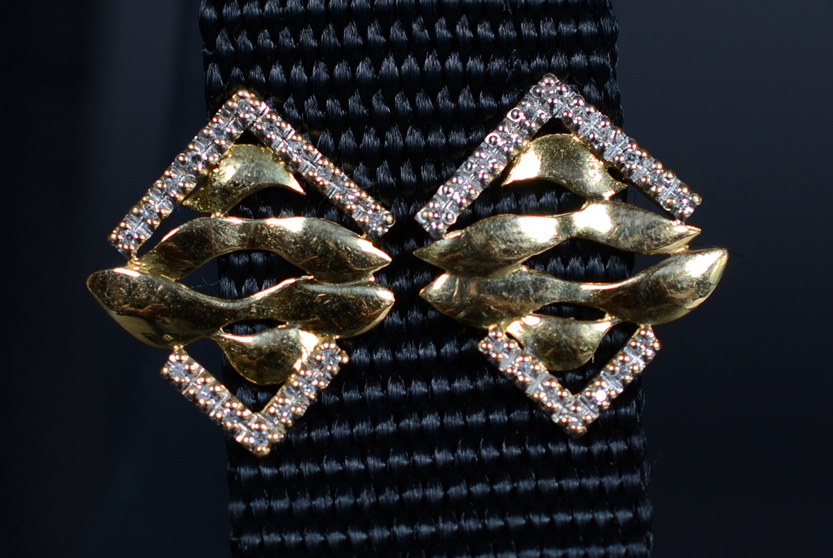 Par de brincos de ouro 18 k com brilhantes, peso 4,8 g.