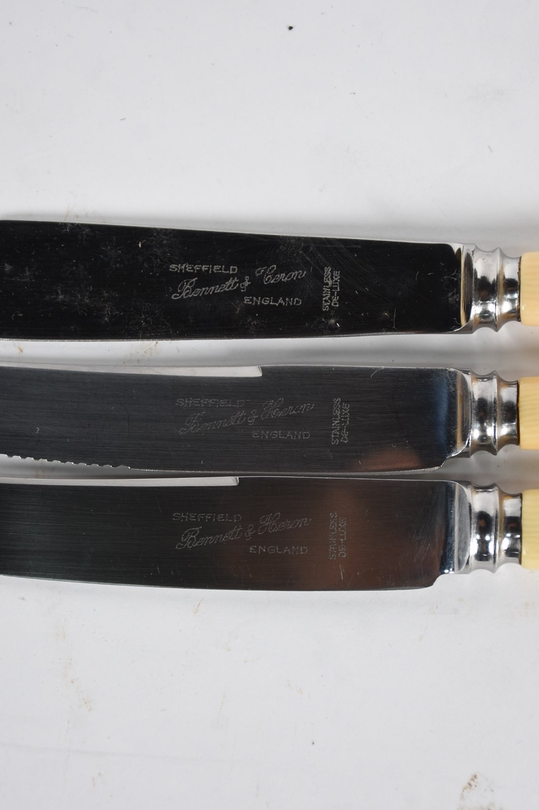 Faqueiro ingles de inox com cabos de material sintético na cor bege... - foto 2 de 3