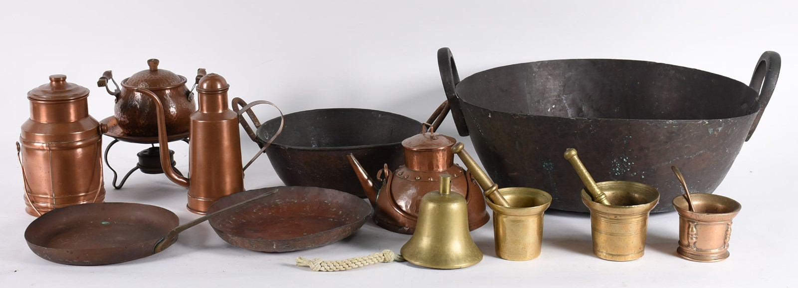 Diversas peças, sendo 4 peças de cobre, 4 peças de bronze ; 2 tachos... - foto 1 de 5