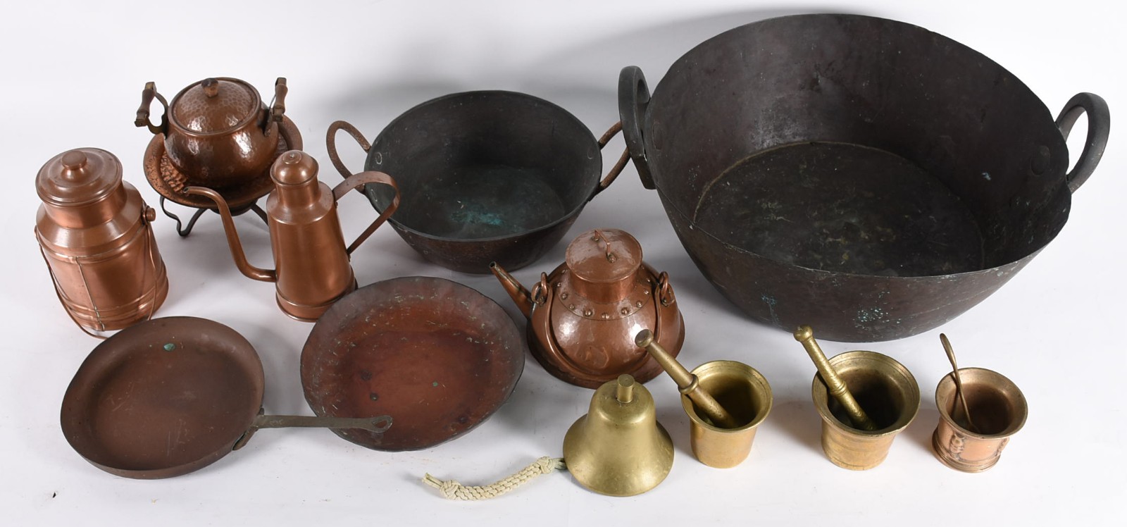 Diversas peças, sendo 4 peças de cobre, 4 peças de bronze ; 2 tachos... - foto 2 de 5