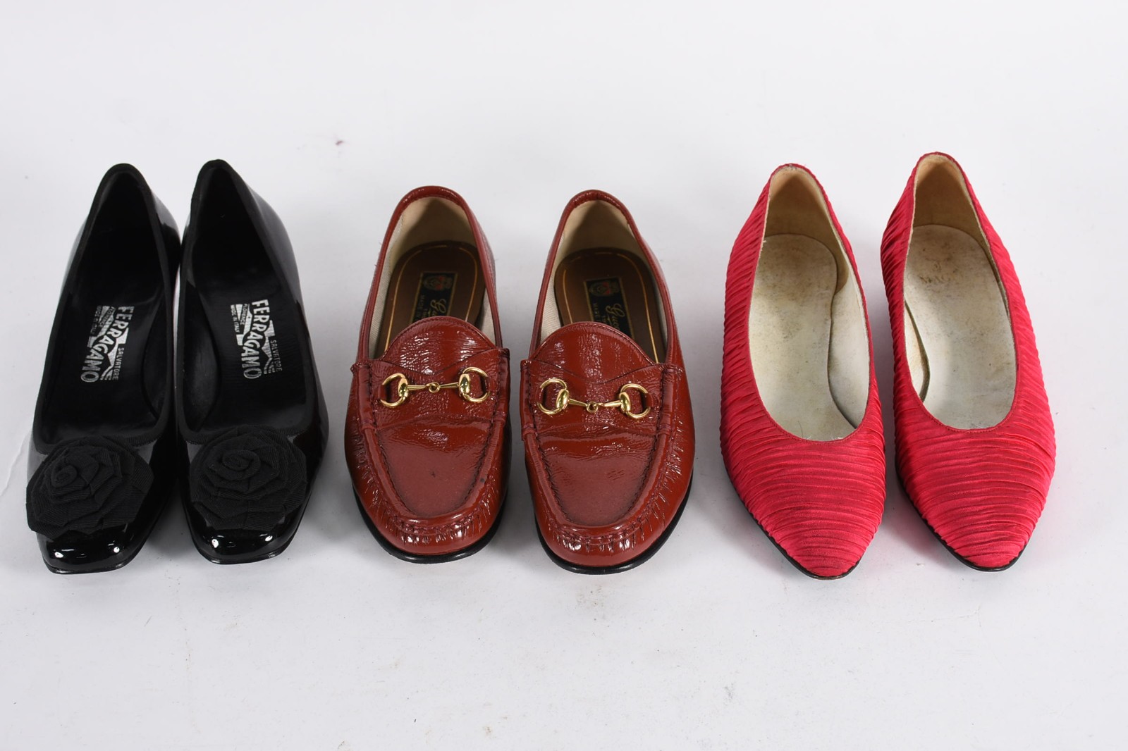 Tres pares de sapatos femininos, das marcas GUCCI, FERRAGAMO e MAGNI... - foto 1 de 8
