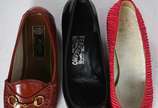 Tres pares de sapatos femininos, das marcas GUC... - Tres pares de sapatos femininos, das marcas GUCCI, FERRAGAMO e MAGNI. Peças usadas seminovas. Tamanho 36.