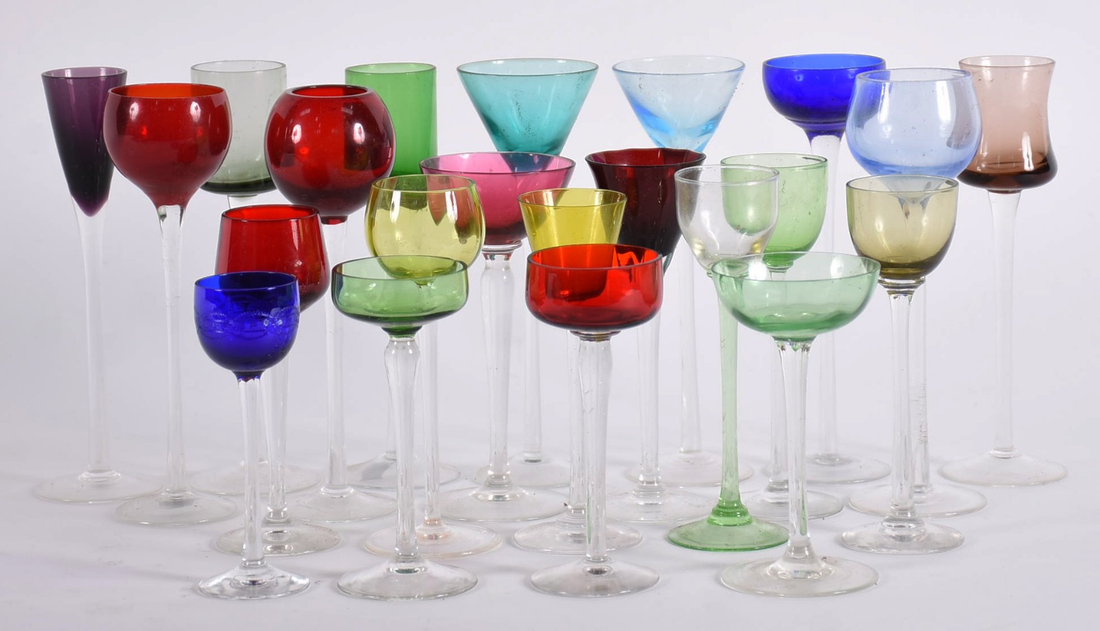 Vinte e dois cálices de pé alto em cristal e vidro de diferentes... - foto 1 de 5