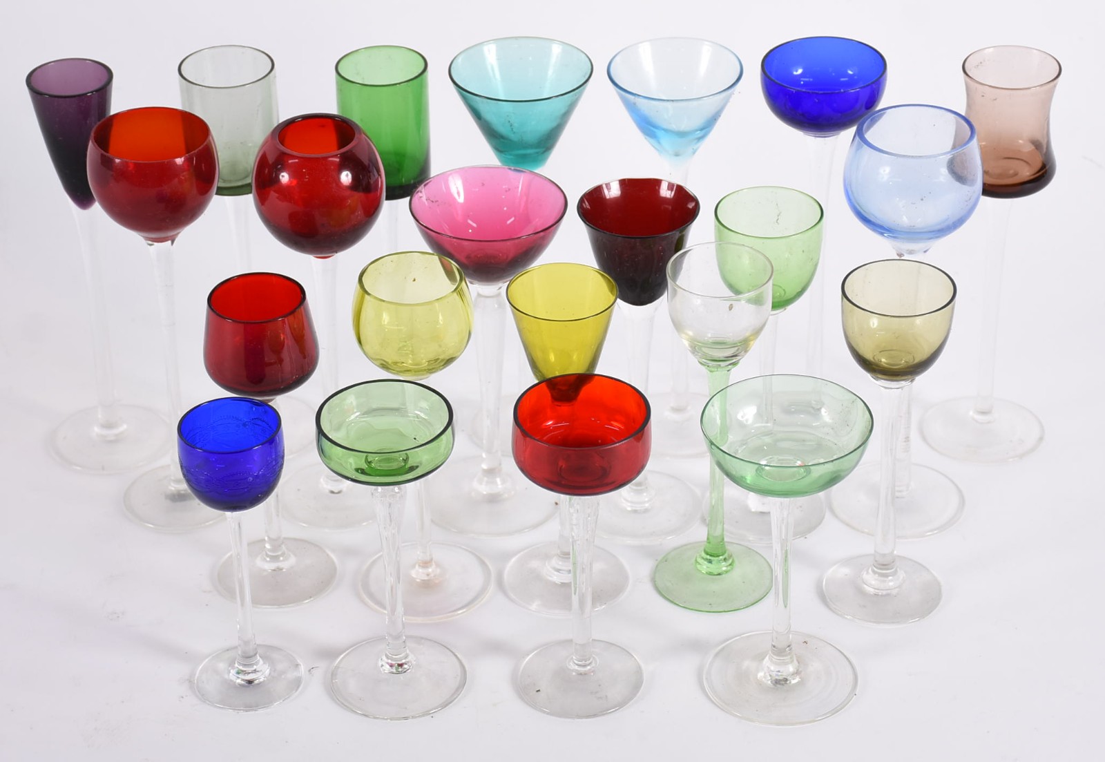 Vinte e dois cálices de pé alto em cristal e vidro de diferentes... - foto 2 de 5