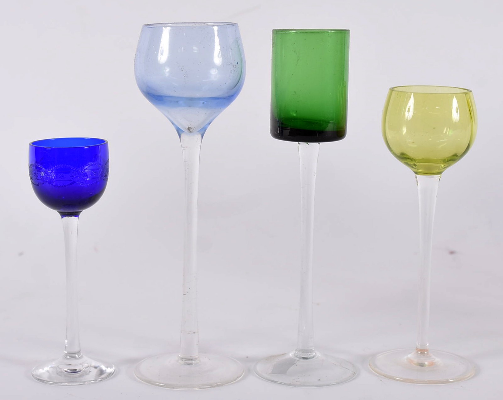 Vinte e dois cálices de pé alto em cristal e vidro de diferentes... - foto 3 de 5