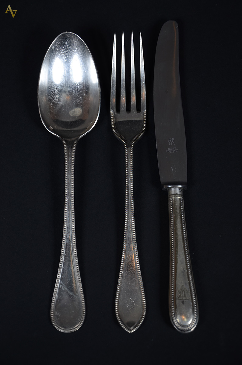 Faqueiro de metal prateado (diversos modelos), sendo 17 garfos, 18... - foto 2 de 2