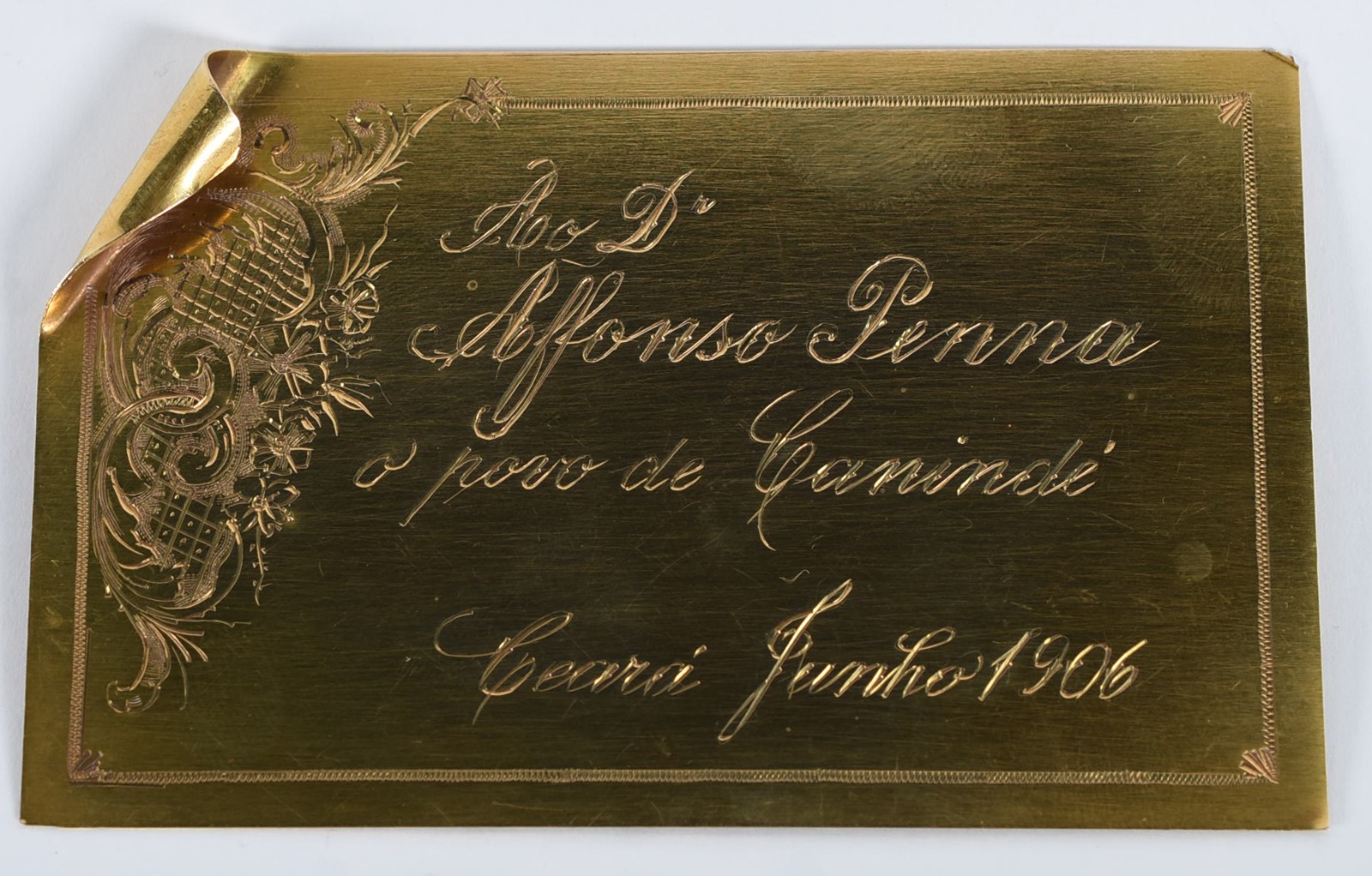 Placa de ouro 14 k., com inscrições. Peso 33 g. - foto 1 de 2