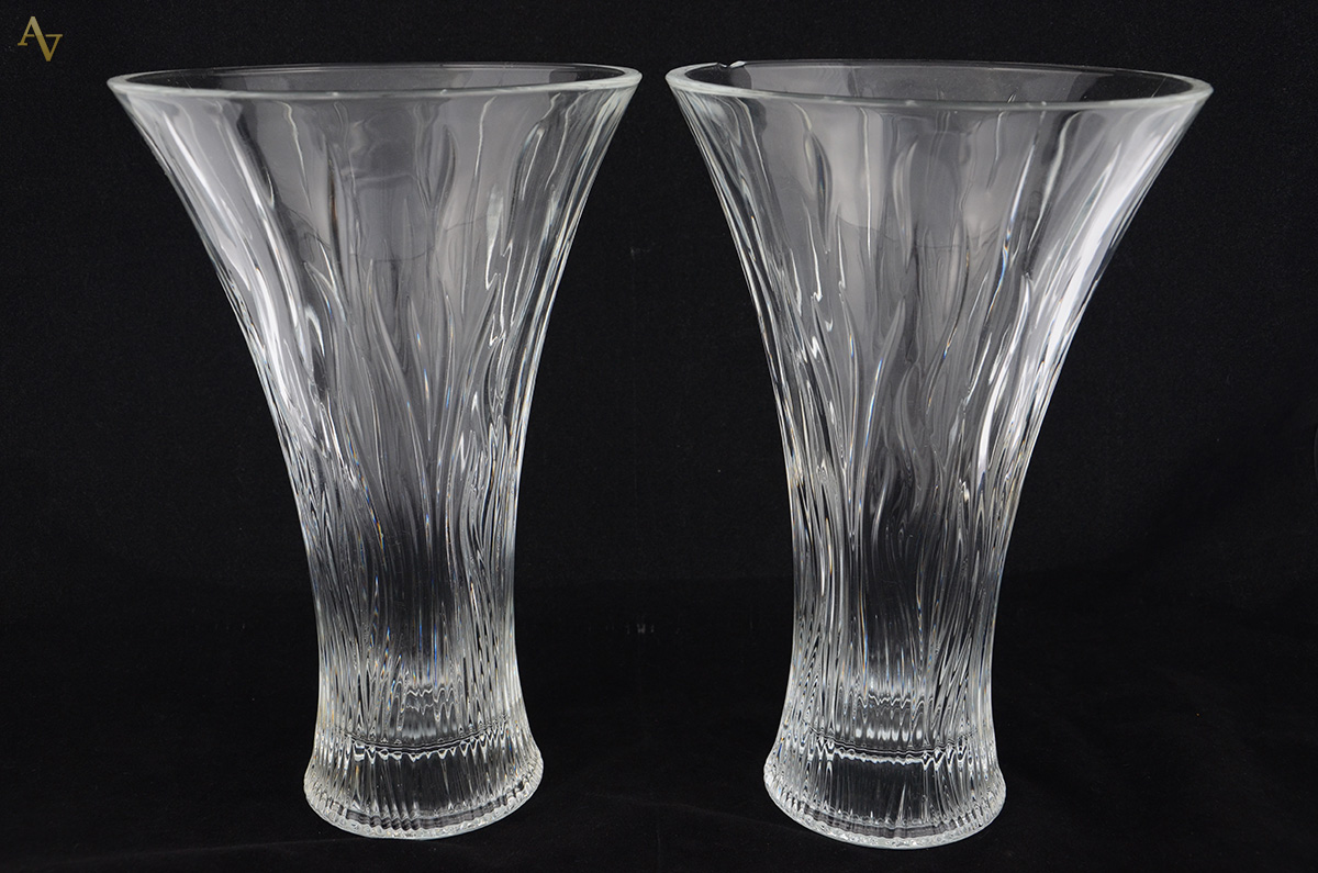 Par de vasos de cristal lapidado. Altura 30 cm. Bordas com pequenos... - foto 1 de 2