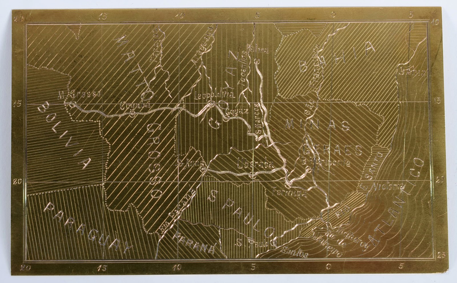 Placa de ouro 18 k., com inscrições. Peso 102 g. - foto 2 de 3