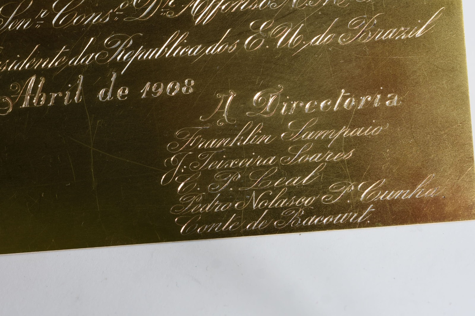 Placa de ouro 18 k., com inscrições. Peso 102 g. - foto 3 de 3