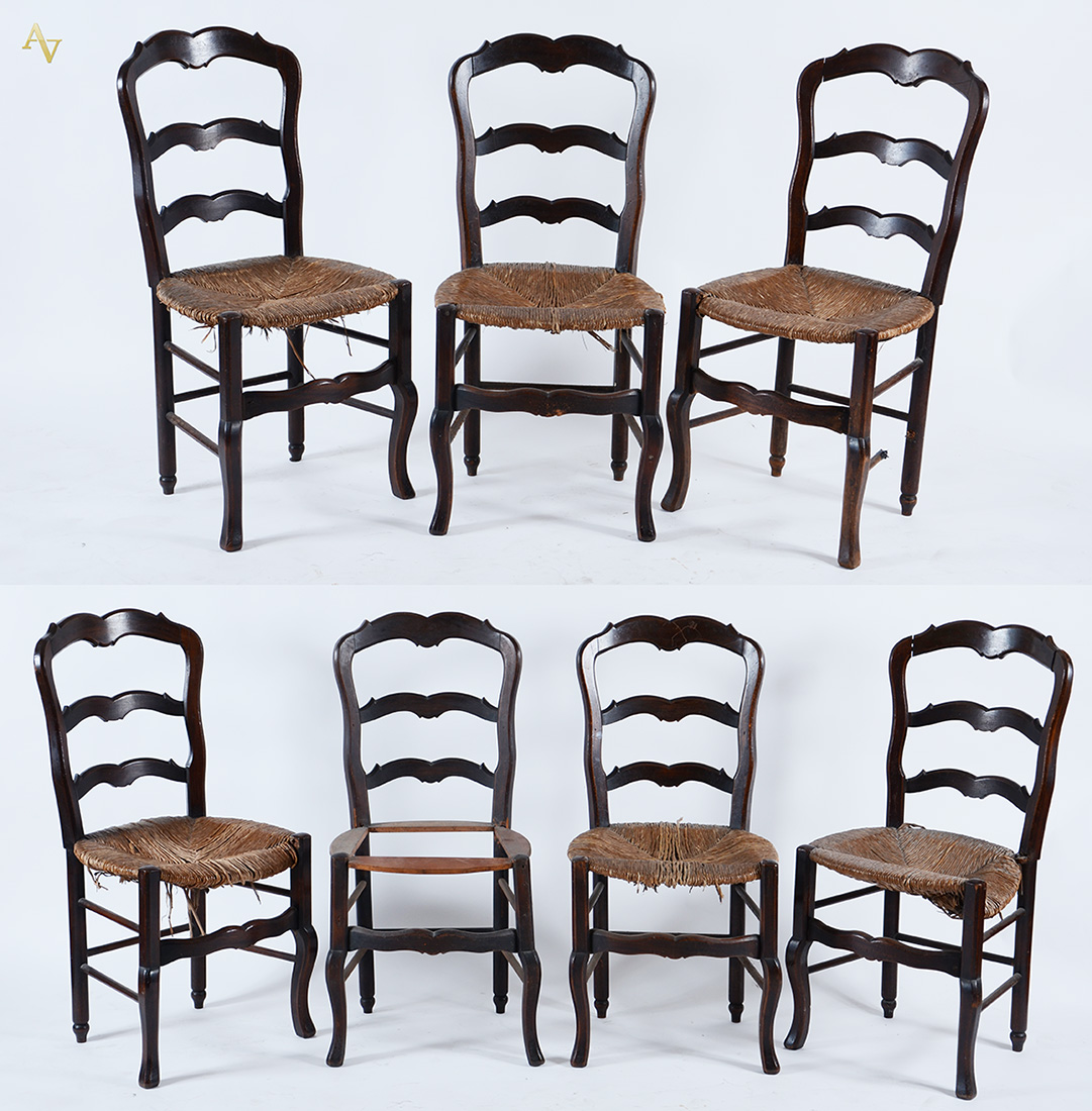 Sete cadeiras de madeira nobre com assentos de rattan (no estado)