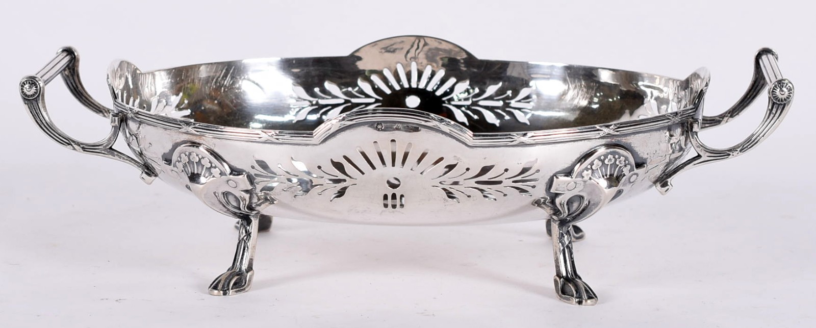 Elegante fruteira de prata contrastada, vasados laterais e alças... - foto 1 de 5