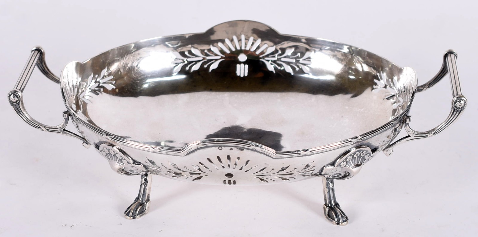 Elegante fruteira de prata contrastada, vasados laterais e alças... - foto 2 de 5