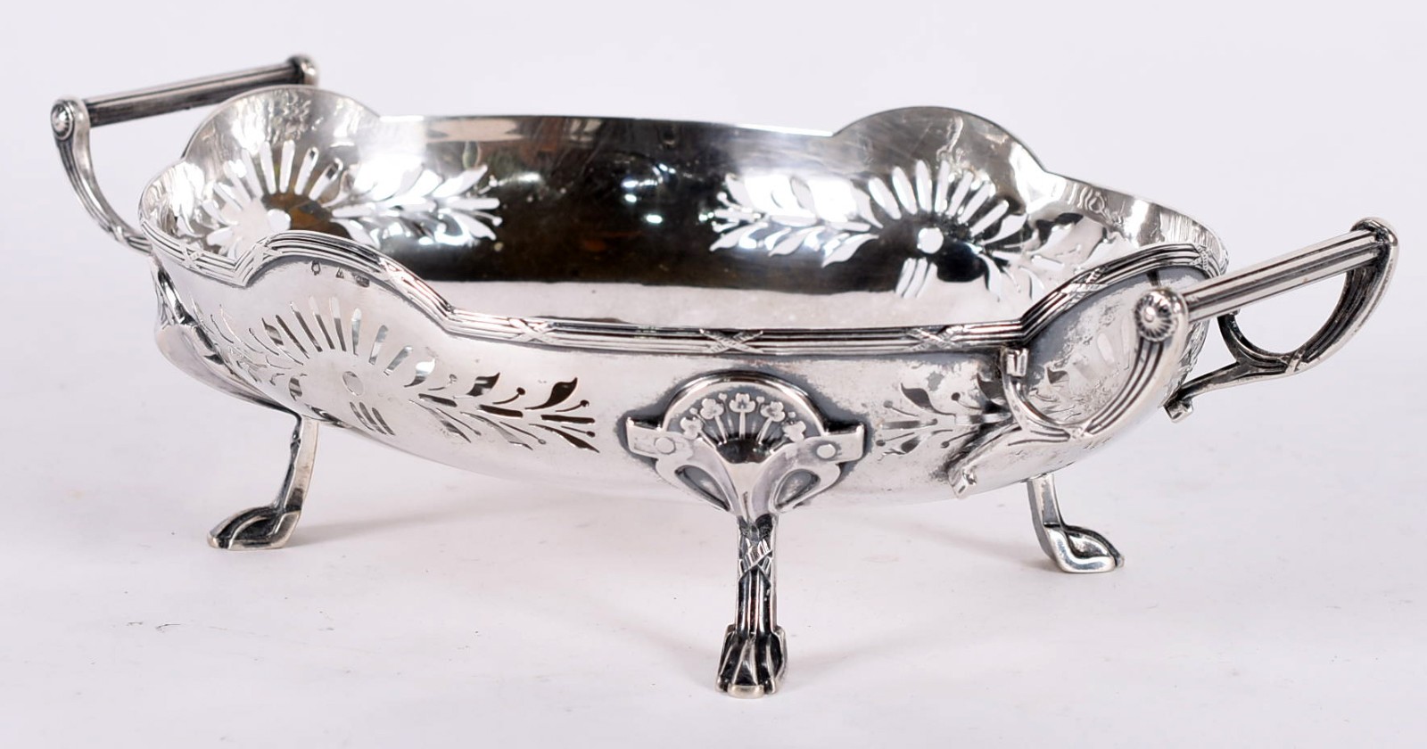 Elegante fruteira de prata contrastada, vasados laterais e alças... - foto 5 de 5